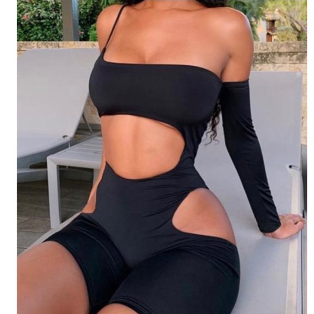 Black cut out one shoulder skinny romper 🖤